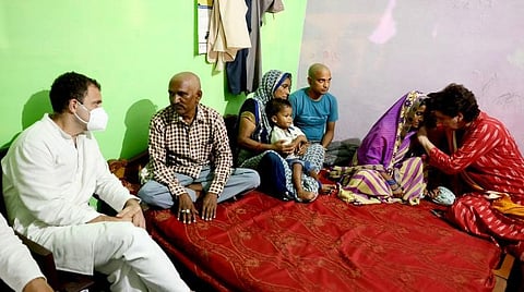 லக்கிம்பூர் கெரியில் உயிரிழந்த விவசாயி குடும்பத்தைச் சந்தித்து ஆறுதல் தெரிவித்த காங்கிரஸ் எம்.பி. ராகுல் காந்தி, பொதுச்செயலாளர் பிரியங்கா காந்தி : படம் உதவி ட்விட்டர்
