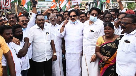திருச்சியில் இன்று ஆர்ப்பாட்டத்தில் ஈடுபட்ட சு.திருநாவுக்கரசர் எம்.பி. உள்ளிட்ட காங்கிரஸார் | படங்கள்: ஜி.ஞானவேல் முருகன்.