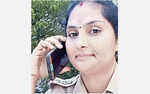 ரூ.10 லட்சம் பறித்த பெண் காவல் ஆய்வாளர்: நீதிமன்ற கெடுவால் ஒரு மணி நேரத்தில் ஆஜரான கணவர்