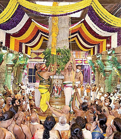 திருப்பதி ஏழுமலையான் கோயிலில் வருடாந்திர பிரம்மோற்சவ விழா நேற்று தொடங்கியது. பிரம்மோற்சவ விழாவை முன்னிட்டு கொடியேற்ற நிகழ்ச்சி சிறப்பாக நடைபெற்றது.
