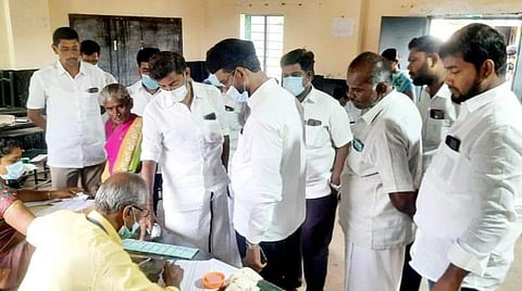 வாக்குச்சாவடியைக் கைப்பற்ற முயன்றதாக திமுக எம்எல்ஏ மீது அதிமுக புகார்.