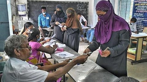 தமிழக ஊரக உள்ளாட்சி 2ஆம் கட்ட தேர்தலில் 73.27% வாக்குப்பதிவு: மாநில தேர்தல் ஆணையம் அறிவிப்பு