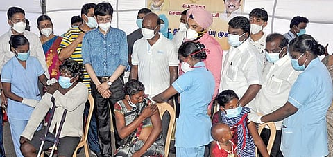 நரிக்குறவர்களுக்கான கரோனா தடுப்பூசி முகாமை சென்னை மெரினா நீச்சல் குளம் அருகில் நேற்று தொடங்கி வைத்து பார்வையிடுகிறார் சுகாதாரத் துறை அமைச்சர் மா.சுப்பிரமணியன். உடன் சென்னை மாநகராட்சி ஆணையர் ககன்தீப்சிங் பேடி உள்ளிட்டோர்.படம்: க.ஸ்ரீபரத்