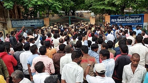 ஆலங்காயம் அரசினர் ஆண்கள் மேல்நிலைப்பள்ளியில் அமைக்கப்பட்டுள்ள வாக்கு எண்ணும் மையத்தை முற்றுகையிட்ட அதிமுகவினர்.