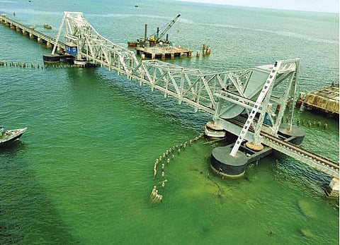 பூங்கோரைப் பாசியால் பச்சை நிறமாக மாறிய  பாம்பன் கடல்.