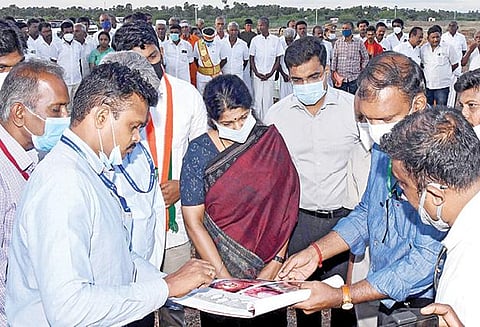 ஆதிச்சநல்லூரில் அகழாய்வு பணிகளை கனிமொழி எம்.பி. தொடங்கி வைத்தார். உடன்ஊர்வசி அமிர்தராஜ் எம்எல்ஏ, மாவட்ட ஆட்சியர் கி.செந்தில் ராஜ், மத்திய  தொல்லியல் துறை தென்மண்டல கண்காணிப்பாளர் ப.அருண் ராஜ் உள்ளிட்டோர். படம்: என்.ராஜேஷ்