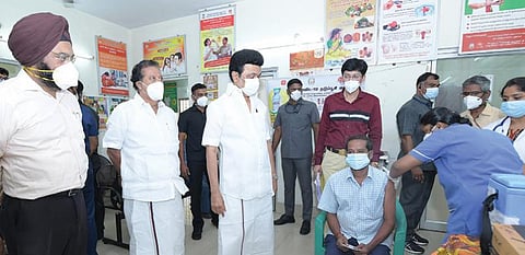 சென்னை கிண்டி மடுவன்கரை ஆரம்ப சுகாதார நிலையத்தில் நேற்று நடந்த கரோனா தடுப்பூசி சிறப்பு முகாமை முதல்வர் ஸ்டாலின் பார்வையிட்டார். உடன் அமைச்சர் பொன்முடி, சுகாதாரத் துறை செயலர் ஜெ.ராதாகிருஷ்ணன், சென்னை மாநகராட்சி ஆணையர் ககன்தீப் சிங் பேடி.