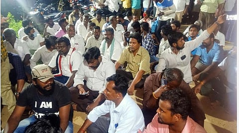 ஆம்பூர் வாக்கு எண்ணும் மையத்தை முற்றுகையிட்டு அதிமுகவினர் தர்ணா போராட்டம்