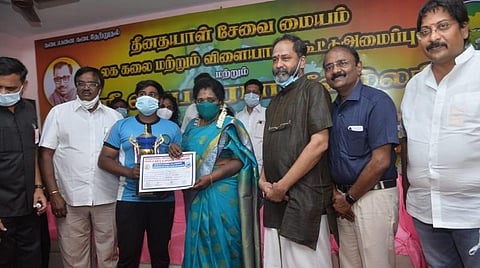 பெண் குழந்தைகளை பாதுகாக்க சிலம்பம் கற்றுத்தரவேண்டும்:  தமிழிசை சவுந்திரராஜன் வலியுறுத்தல்