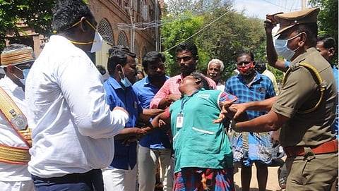 ஆட்சியர் அலுவலக வளாகத்தில் தற்கொலைக்கு முயன்ற பெண்ணைத் தடுத்து நிறுத்தி விசாரித்த மாவட்ட ஆட்சியர்.