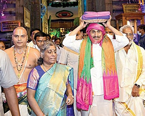திருப்பதி ஏழுமலையானுக்கு நேற்று இரவு கருட சேவை நிகழ்ச்சிகள் நடைபெற்றது. இதில் ஆந்திர முதல்வர் ஜெகன்மோகன் ரெட்டி கலந்து கொண்டு அரசு சார்பில் பட்டு வஸ்திரங்களை தலைமேல் சுமந்து சென்று காணிக்கையாக வழங்கினார். உடன் திருப்பதி தேவஸ்தான அறங்காவலர் ஒய்.வி. சுப்பாரெட்டி.