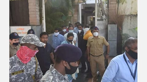 மகாராஷ்டிர முன்னாள் அமைச்சர் வீடுகளில் சிபிஐ திடீர் சோதனை