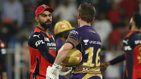 கொல்கத்தா அணிக்கு எதிரான ஆட்டத்தில் தோல்வி அடைந்தபின் மோர்கனுக்கு வாழ்த்துத் தெரிவித்தஆர்சிபி கேப்டன் கோலி | படம் உதவி ட்விட்டர்