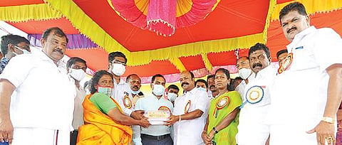 கோட்டையூரில் கலைஞரின் வரும் முன் காப்போம் திட்டத்தைத் தொடங்கி, உதவிகளை வழங்கினார் அமைச்சர் கே.ஆர்.பெரியகருப்பன்.