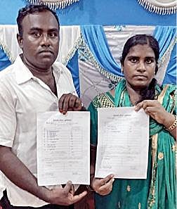 வெற்றி பெற்ற சான்றிதழ்களுடன் டேனியல், எபினேசர்.
