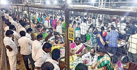 காஞ்சிபுரம், செங்கல்பட்டு உள்ளிட்ட 9 மாவட்ட உள்ளாட்சித் தேர்தலில் பதிவான வாக்குகளை எண்ணும் பணி நேற்று தொடங்கியது. பரங்கிமலை ஊராட்சி ஒன்றியத்தில் பதிவான வாக்குகளை எண்ணும் பணி தாம்பரம் ஜெகோபால் கரோடியா பள்ளியில் கட்சி முகவர்கள் முன்னிலையில் நேற்று நடைபெற்றது. படம்: எம்.முத்துகணேஷ்