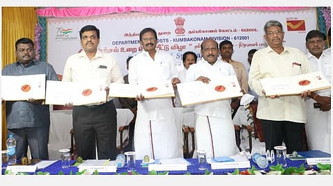கும்பகோணம் அருகே திருபுவனத்தில் இன்று புவிசார் குறியீடு பெற்ற திருபுவனம் பட்டுக்கு சிறப்பு அஞ்சல் உறை வெளியிடப்பட்டது.