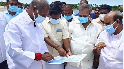 புதுச்சேரியில் மீன்பிடி துறைமுகம் அமைப்பது தொடர்பாக முதல்வர் ரங்கசாமி நேரில் ஆய்வு