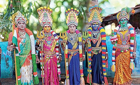 குலசேகரன்பட்டினத்தில் முத்தாரம்மன் கோயில் தசரா திருவிழாவுக்கு பல்வேறு தெய்வங்களின் வேடமணிந்து வலம் வந்த பக்தர்கள்.