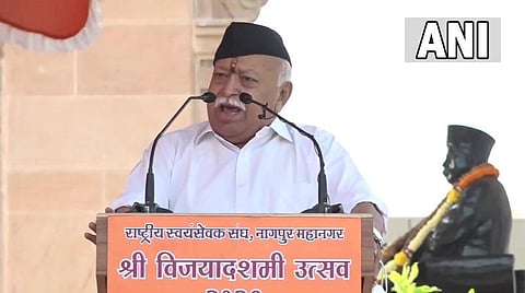 நாக்பூரில் இன்று நடந்த ஆர்எஸ்எஸ் ஆண்டு விழா, விஜயதசமி நாளில் அமைப்பின் தலைவர் மோகன் பாகவத் பேசிய காட்சி | படம்: ஏஎன்ஐ.