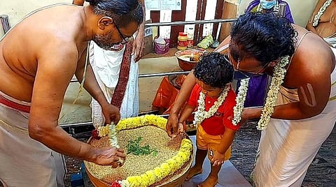 விஜயதசமி: ஆசிரியர்களிடம் ஆசி பெற்றுக் கல்வியைத் தொடங்கிய குழந்தைகள்
