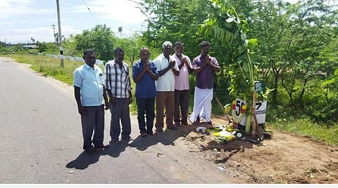 ஆயுத பூஜை: மைல் கல்லுக்கு சிறப்பு வழிபாடு நடத்திய நெடுஞ்சாலைத்துறை பணியாளர்கள்