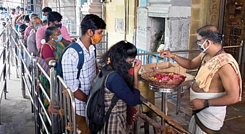 கரோனா தொற்று எண்ணிக்கை படிப்படியாக குறைந்து வரும் நிலையில், வார இறுதி நாட்களில் வழிபாட்டு தலங்களை திறக்க அனுமதி அளிக்கப்பட்டுள்ளது. இதையொட்டி, நேற்று சென்னை மயிலாப்பூர் சாய்பாபா கோயிலில் சுவாமி தரிசனம் செய்யும் பக்தர்கள்.  படம்: க.பரத்