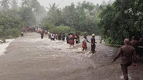 திருக்குறுங்குடி திருமலை நம்பி கோயிலில் பலத்த மழையால் வெள்ளம்: பக்தர்கள் சிக்கித் தவிப்பு