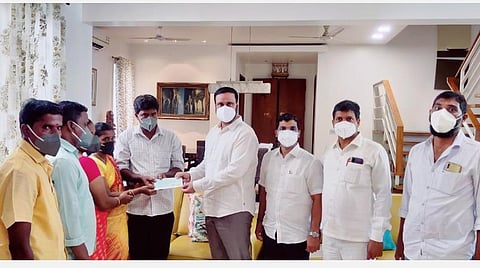 முந்திரி ஆலைத் தொழிலாளி கோவிந்தராசு கொலை; குடும்பத்துக்கு பாமக நிதியுதவி: கல்விச் செலவை ஏற்பதாக அறிவிப்பு