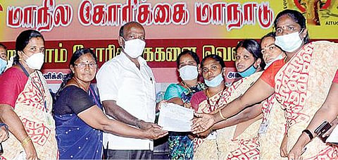 சென்னையில் நேற்று நடைபெற்ற ஆஷா பணியாளர் சங்க கோரிக்கை மாநாட்டில், சுகாதாரத் துறை அமைச்சர் மா.சுப்பிரமணியத்திடம் கோரிக்கை மனுவை வழங்கிய சங்க நிர்வாகிகள்.  படம்: க.பரத்