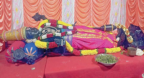 காஞ்சிபுரம் பாண்டவதூத பெருமாள் கோயில் தெருவில் வழிபாட்டுக்கு வைக்கப்பட்டுள்ள அத்திவரதர் மாதிரி உருவம்.