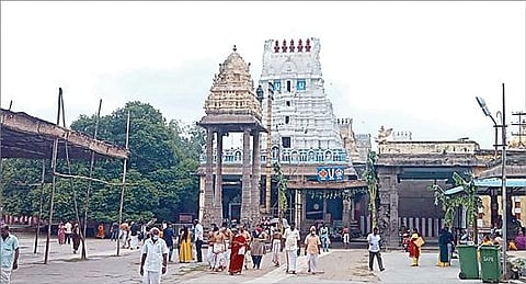 காஞ்சிபுரம் வரதராஜ பெருமாள் கோயிலில் நேற்று சுவாமி தரிசனம் செய்ய வந்த பக்தர்கள்.