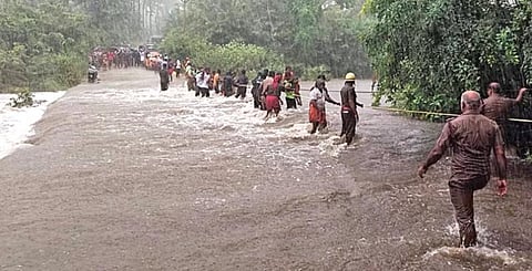 திருநெல்வேலி மாவட்டம் திருக்குறுங்குடியில் தரைப்பாலம் மூழ்கியதால் வெள்ளத்தில் சிக்கியவர்களை தீயணைப்புத் துறையினர்,  காவல்துறையினர், வனத்துறையினர் கயிறு கட்டி பத்திரமாக மீட்டனர்.