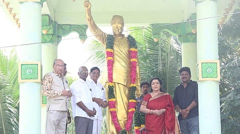 எவ்வளவோ புயல்கள் வந்தாலும் அதிமுக சிறப்பாக இருக்க வேண்டும் என்பதே ஆசை: லதா