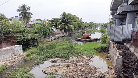 திருவான்மியூர் பறக்கும் ரயில் நிலையம் அருகே பக்கிங்காம் கால்வாயில்  அனுமதியின்றி கட்டப்பட்டு வரும்  பக்கவாட்டுச் சுவர்.
