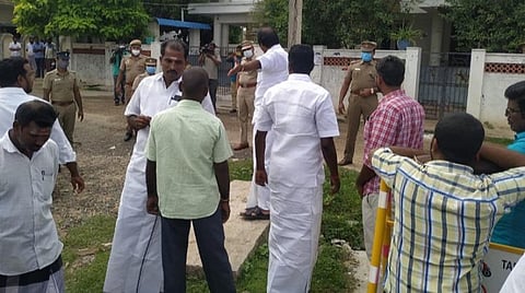 புதுக்கோட்டை மாவட்டம் இலுப்பூரில் உள்ள முன்னாள் அமைச்சர் சி.விஜயபாஸ்கரின் வீட்டில் நடத்தப்பட்டு வரும் ஊழல் தடுப்பு மற்றும் கண்காணிப்பு பிரிவினரின் சோதனை.