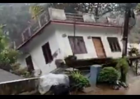 கேரளாவில் கரைபுரண்டு ஓடும் வெள்ளத்தில் இடிந்து விழுந்து அடித்துச் செல்லப்பட்ட  வீடு: வீடியோ