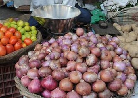வெங்காயம், தக்காளி, உருளைக்கிழங்கு விலை கடந்த ஆண்டை விட குறைவு தான்: மத்திய அரசு விளக்கம்