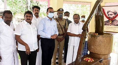 கோவை மத்திய சிறை வளாகத்தில், வ.உ.சிதம்பரனார் நினைவாக வைக்கப்பட்டுள்ள, செக்கிற்கு மலர் தூவி மரியாதை செலுத்திய சட்டத்துறை அமைச்சர் எஸ்.ரகுபதி. அருகில் ஆட்சியர் ஜி.எஸ்.சமீரன் உள்ளிட்டோர் |  படம்:ஜெ.மனோகரன்.  