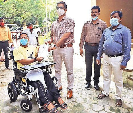 ஊரக உள்ளாட்சி தேர்தலில் அகரம்சேரி ஊராட்சி 2-வது வார்டு உறுப்பினராக வெற்றி பெற்ற மாற்றுத்திறனாளி ரஞ்சித் என்பவருக்கு சான்றிதழை வழங்கிய மாவட்ட ஆட்சியர் குமாரவேல் பாண்டியன்.படம்: வி.எம்.மணிநாதன்.