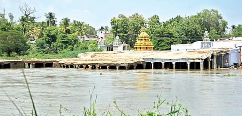 திருநெல்வேலியில் குறுக்குத்துறை  தாமிரபரணி கரையிலுள்ள முருகன் கோயில் மண்டபத்தை மூழ்கடிக்கும் அளவுக்கு நேற்று பிற்பகலில் ஆற்றில் தண்ணீர் பெருக்கெடுத்து ஓடியது. 	                   படம்: மு. லெட்சுமி அருண்