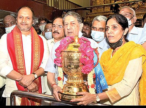 ஐபிஎல் டி20 வெற்றிக் கோப்பையை சென்னை தி.நகர் திருமலை திருப்பதி தேவஸ்தான கோயிலில் வைத்து இந்தியா சிமென்ட்ஸ் நிர்வாக இயக்குநர் என்.சீனிவாசன், தமிழ்நாடு கிரிக்கெட் சங்க தலைவர் ரூபா குருநாத் ஆகியோர்வழிபட்டனர். அருகில் திருமலை திருப்பதி தேவஸ்தான அறங்காவலர் குழு முன்னாள் உறுப்பினர் ஏ.ஜெ.சேகர் உள்ளிட்டோர்.படம்: பு.க.பிரவீன்