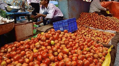 காய்கறி, சமையல் எண்ணெய் விலை ஏற்றம்; விலை உயர்வு- கடும் மழை எதிரொலி
