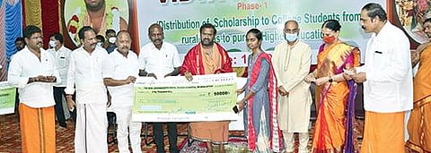 வேலூர் அடுத்த ஸ்ரீபுரம் நாராயணி பீடத்தில் வித்யா நேத்ரம் திட்டத்தில் ரூ.50 லட்சம் மதிப்பிலான காசோலைகள் வழங்கும் விழாவில்  சக்தி அம்மா முன்னிலையில்  ஒரு மாணவிக்கு தமிழக மக்கள் நல்வாழ்வுத்துறை  அமைச்சர் சுப்பிரமணி உதவித்தொகையை  வழங்கினார்.