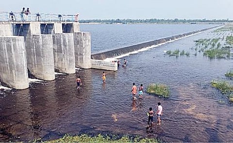 வல்லிபுரம் கிராமத்தில் உள்ள பாலாற்றுத் தடுப்பணையில், ஆபத்தை உணராமல் குளிக்கும் சிறுவர்கள்.