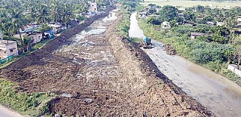 மண்ணிவாக்கம் பகுதியில் நீர்வள ஆதார துறை சார்பில் சீரமைக்கப்பட்ட  கால்வாய்.