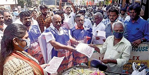 கோவையில் நேற்று காடேஸ்வரா சுப்பிரமணியம் தலைமையில் பொதுமக்களுக்கு விழிப்புணர்வு துண்டுப் பிரசுரங்கள் வழங்கிய இந்து முன்னணி அமைப்பினர். படம்: ஜெ.மனோகரன்