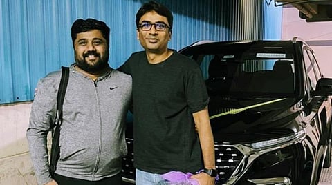 இயக்குநருக்கு கார் பரிசளித்த தயாரிப்பாளர்