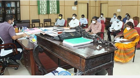டெங்கு பரவல் தடுப்பு நடவடிக்கைகள் தொடர்பாக காரைக்கால் மாவட்ட ஆட்சியர் அர்ஜூன் சர்மா தலைமையில் நடைபெற்ற ஆலோசனைக் கூட்டத்தில் பங்கேற்றோர்
