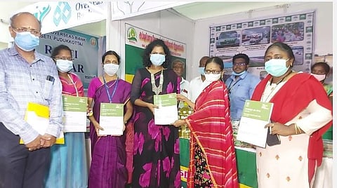 புதுக்கோட்டையில் கடன் திட்ட அறிக்கையை வெளியிடுகிறார் ஆட்சியர் கவிதா ராமு.